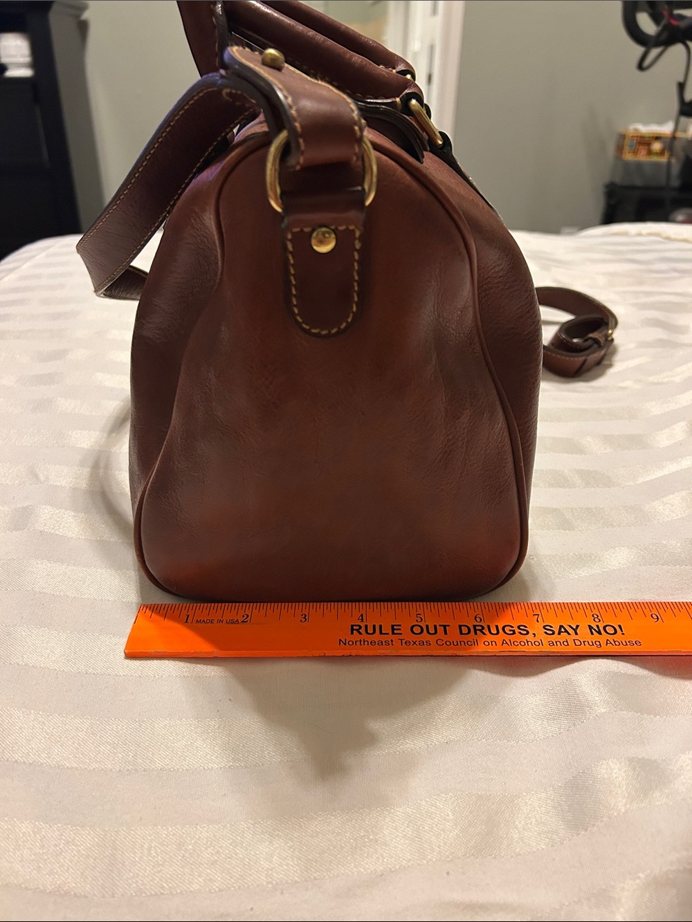 Vgt. Ralph Lauren satchel bag with removable strap and brass hardware. - Picture 4 of 10